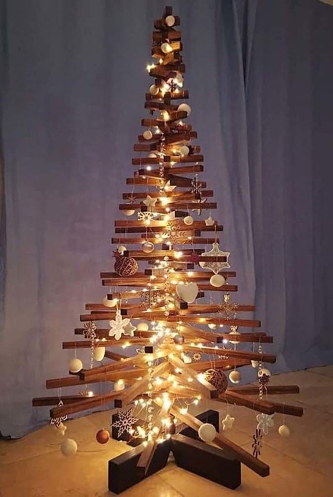 Cách làm cây thông Noel từ cây gỗ