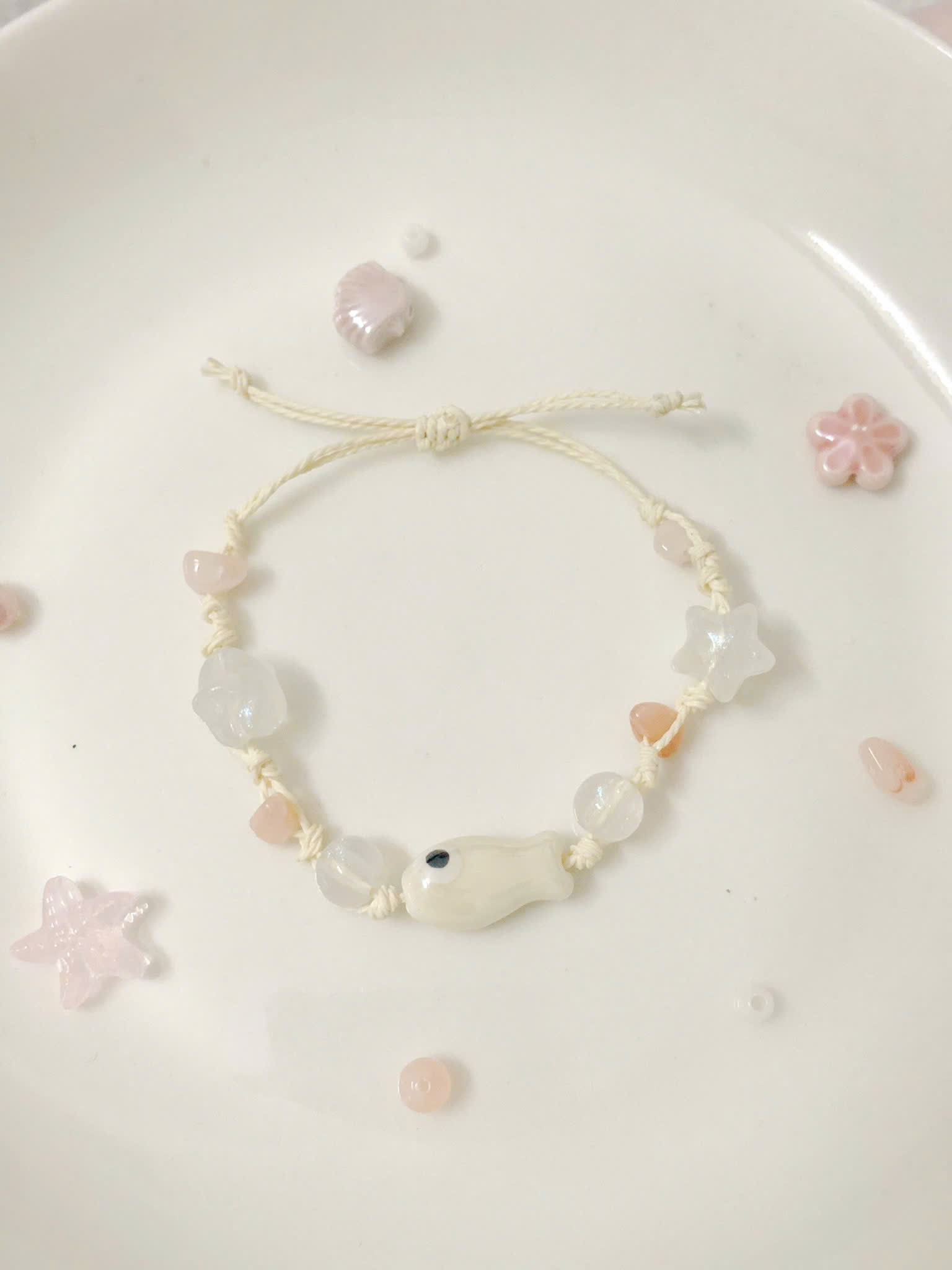 z5893830105543_ea53fc8f1463725a480fbccf106e0ecd Vòng dây rút charm cá gốm